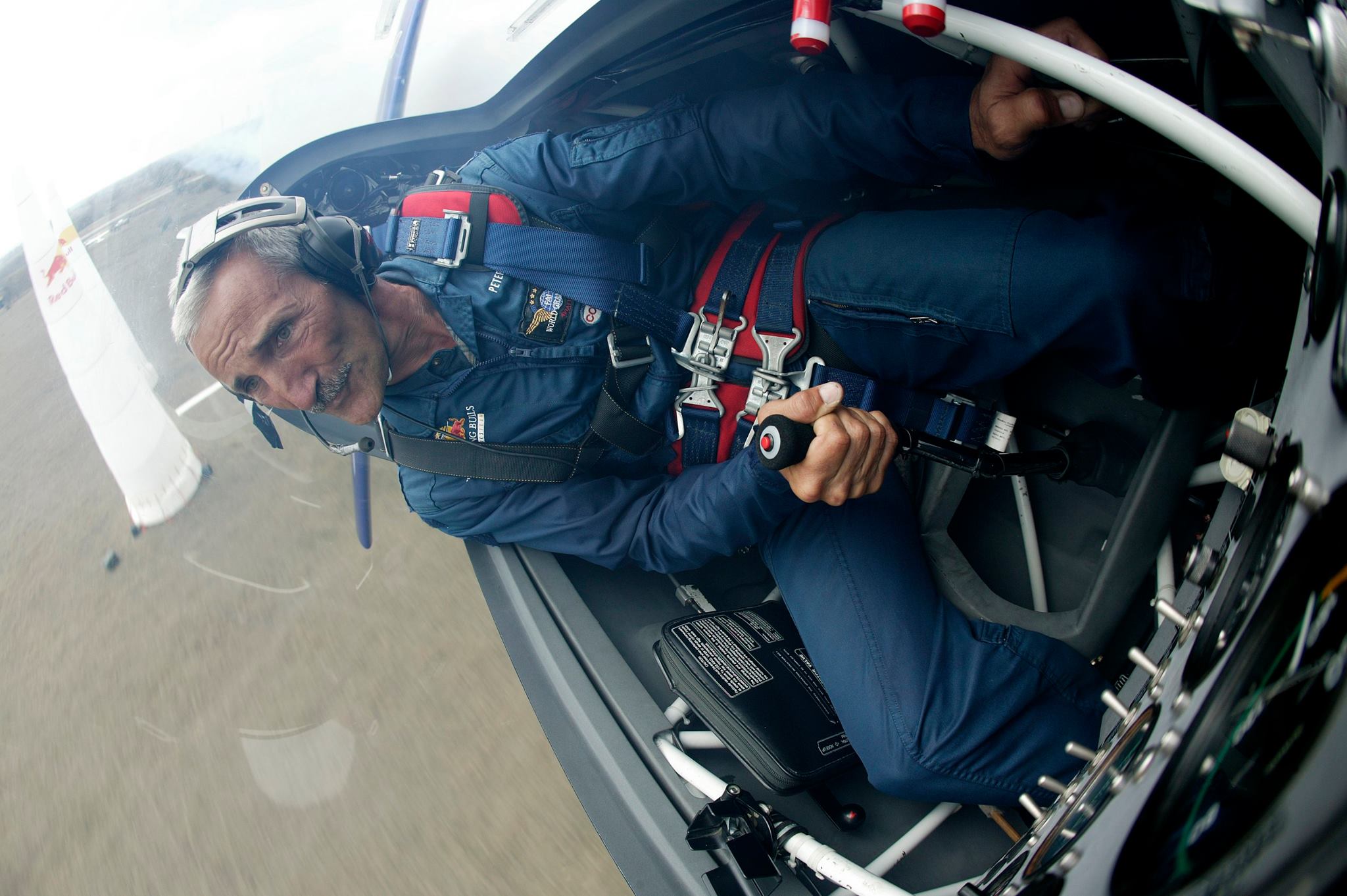 A magyar versenyző természetesen jövőre is repül a sorozatban<br>(Fotók: Red Bull Air Race, Peter Besenyei Official Fanpage)