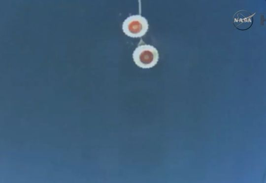 A kinyílt fékernyők az űrhajóból nézve