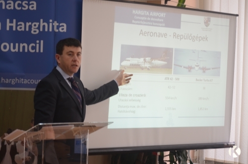 Borboly Csaba legutóbbi sajtótájékoztatóján, a háttérben egy ATR és egy felturbózott DC-3-as<br>(fotó: Krónika)