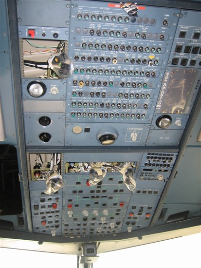A biztosítékok az A320-as pilótafülkéjében, a fejfölötti panelen