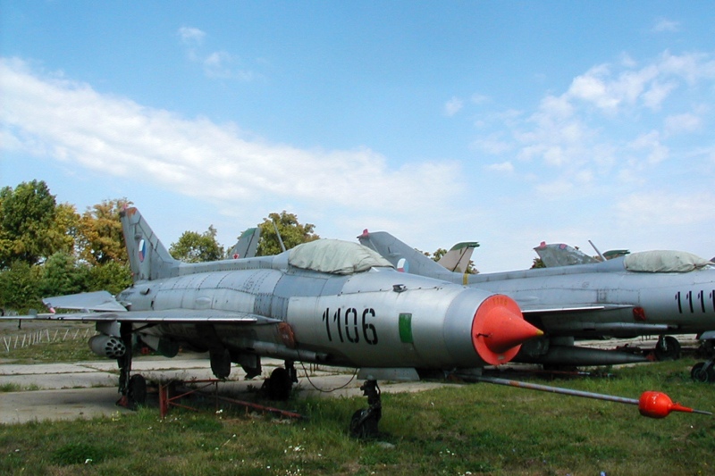 Volt Csehszlovák MiG-21F-13-as, földi csapásmérő konfigurációban, nem irányított rakétákkal és gépágyúval