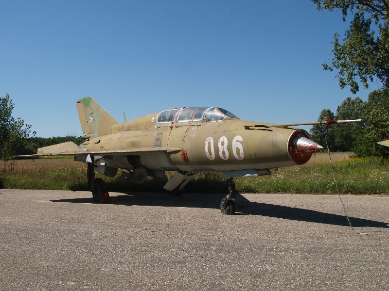 Hazánk MiG-21UM gyakorlógépe kivonás után a pápai betonon