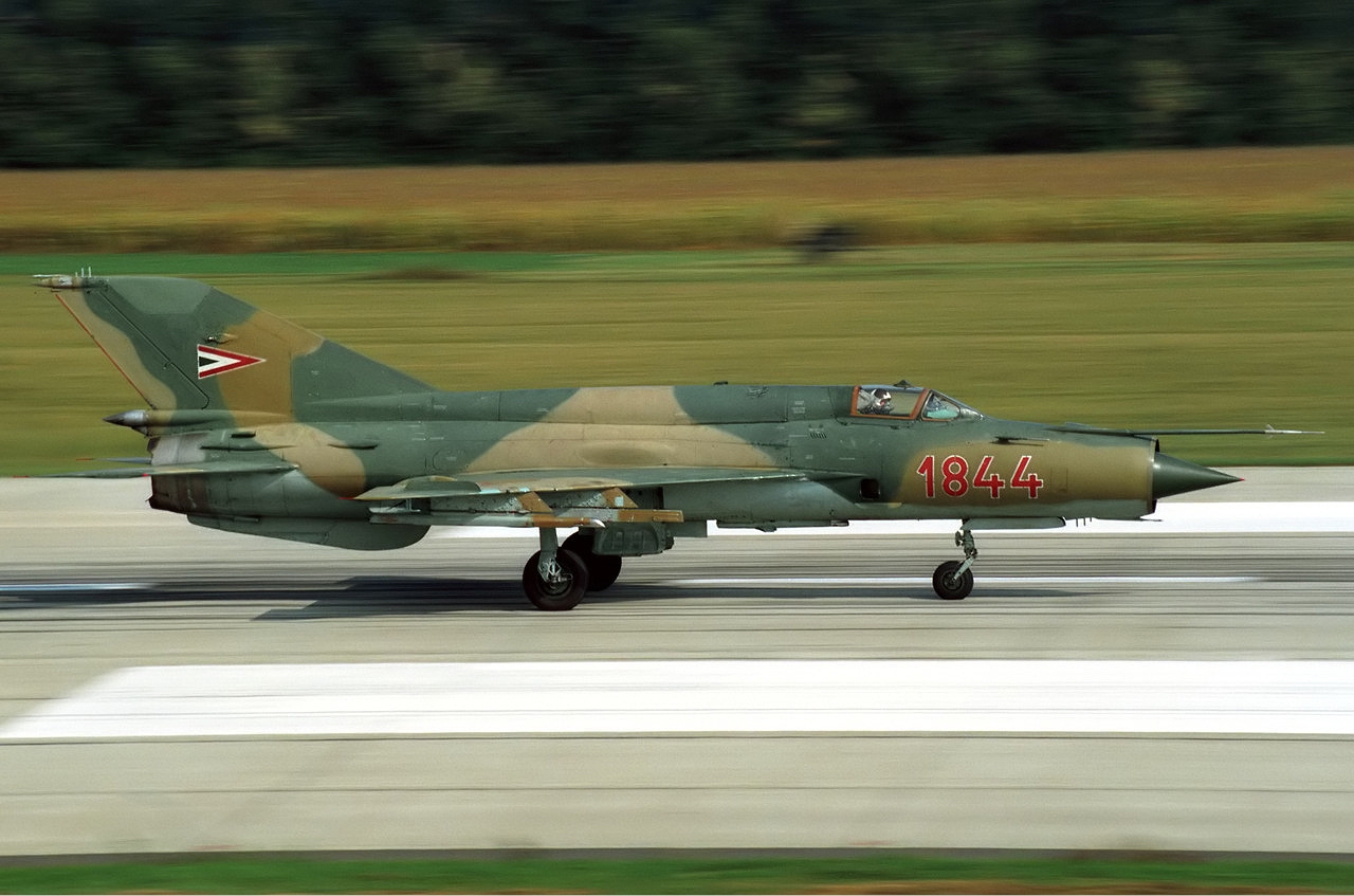 Hungarian_Air_Force_Mikoyan-Gurevich_MiG-21bis_Lofting-1.jpg