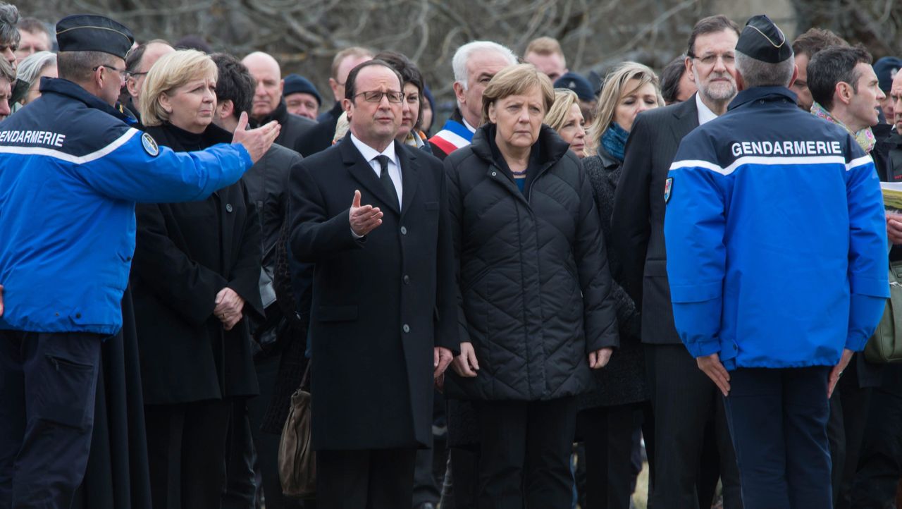 A francia elnök, a német kancellárasszony és a spanyol kormányfő a mentési központban