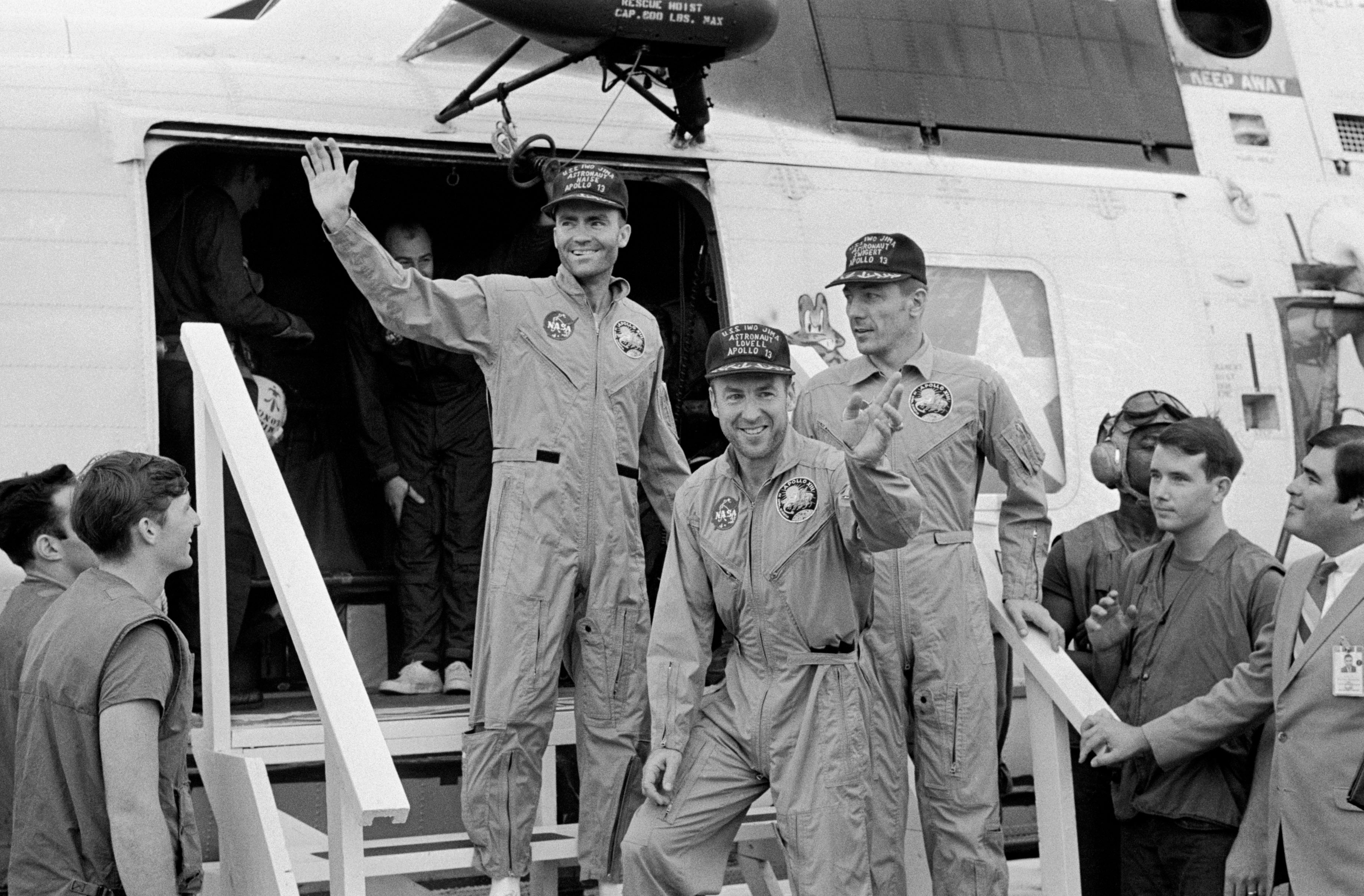 Gyötrötten, fáradtan, de boldogan: érkezés az Iwo Jima fedélzetére
