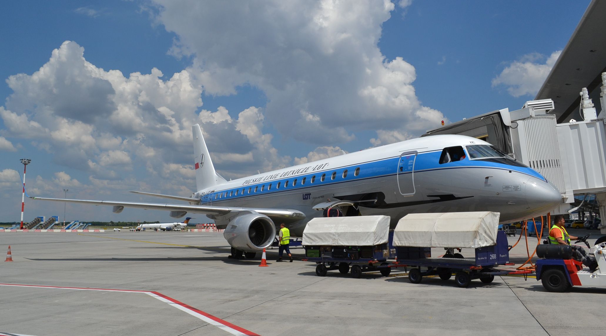 A társaság retrofestésű Embraere Budapesten