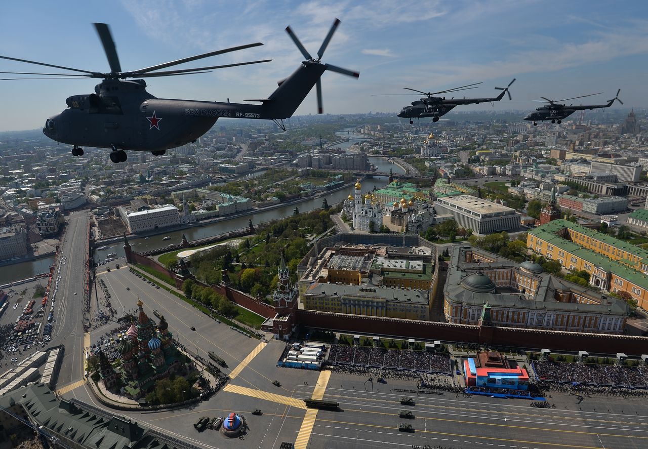 A Vörös tér helikopterekkel: balra a világ jelenlegi legnagyobbja, a Mi-26-os