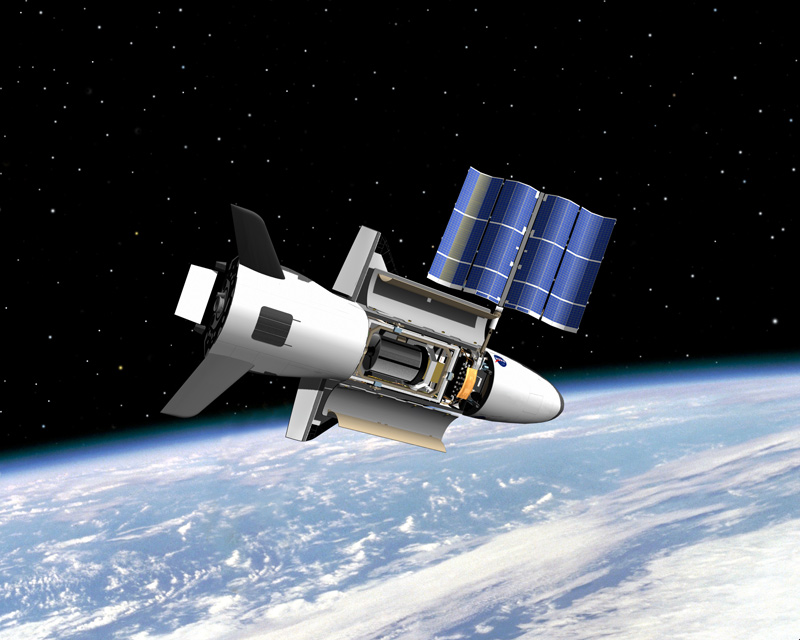 Fantáziakép az űrben mozgó X-37-esről