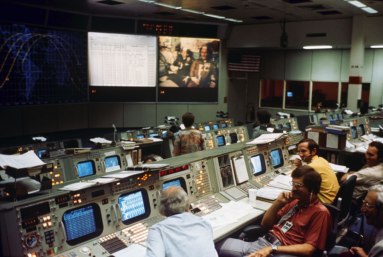 Két irányítóközpont ellenőrizte az eseményeket és kommunikált az űrhajósokkal és egymással is angolul és oroszul: Houston és a Csillagváros