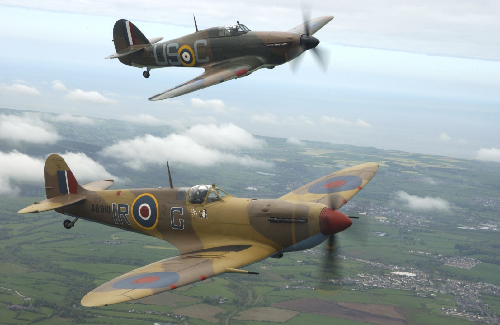 Előtérben egy Spitfire, a kísérő egy Hurricane: ezeken a gépeken és mindössze 2900 harci pilótán múlott Britannia sorsa