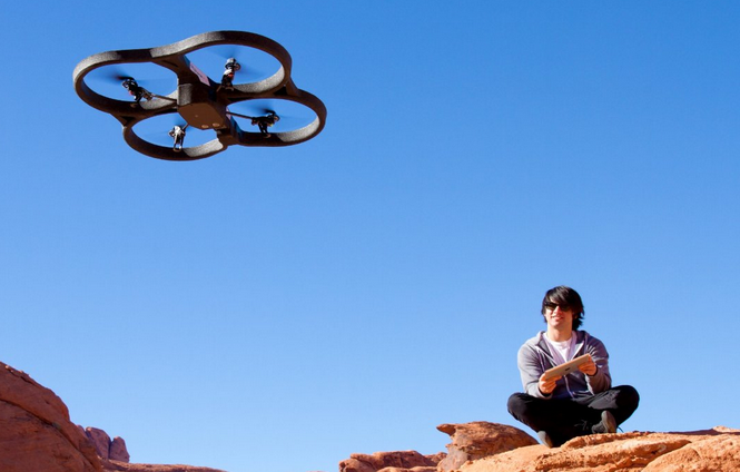 A szabályos drón-repültetés is veszélyeztetheti a szolgálatok alacsonyan dolgozó gépeit