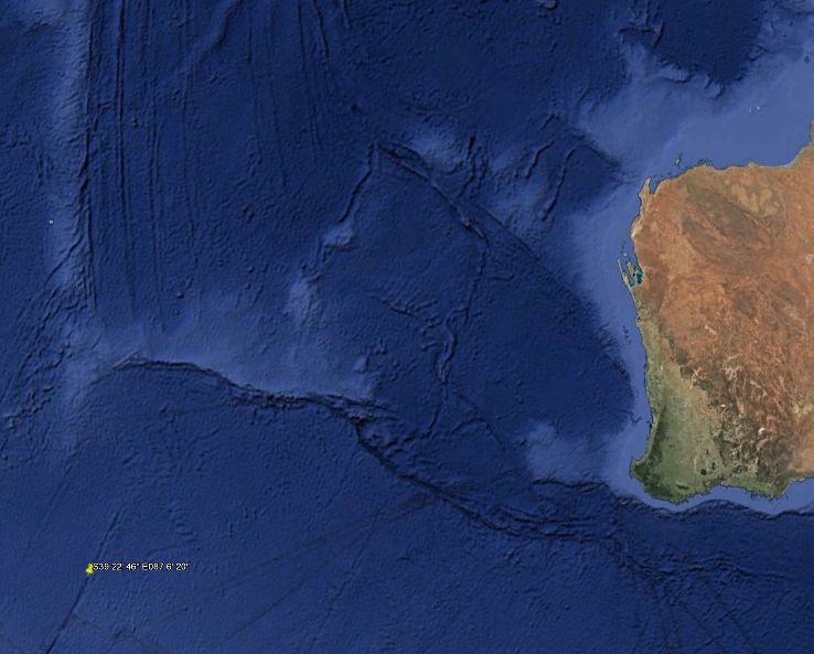 A Hardy által megjelölt pont a Google Earth műholdképének bal alsó sarkában: több mint 100 mérföldnyire a mostani kutatási zónától