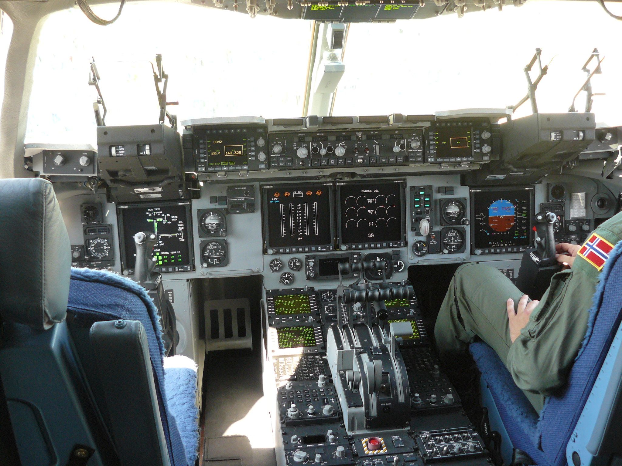 C-17-es pilótafülke, HUD-ok, botkormányok, nagy kijelzők, loadmasterrel együtt is csak három fős a személyzet