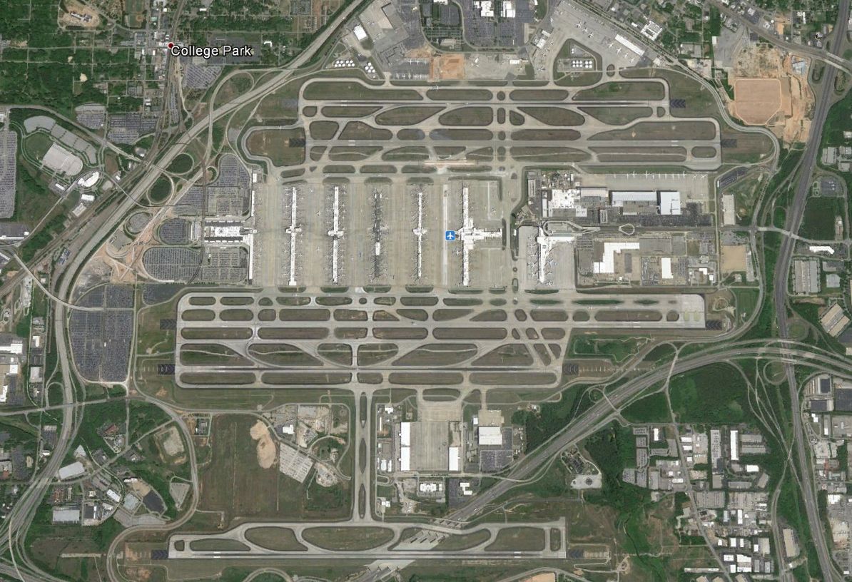 Öt pálya, egy városnyi reptér a Google Earth felvételén