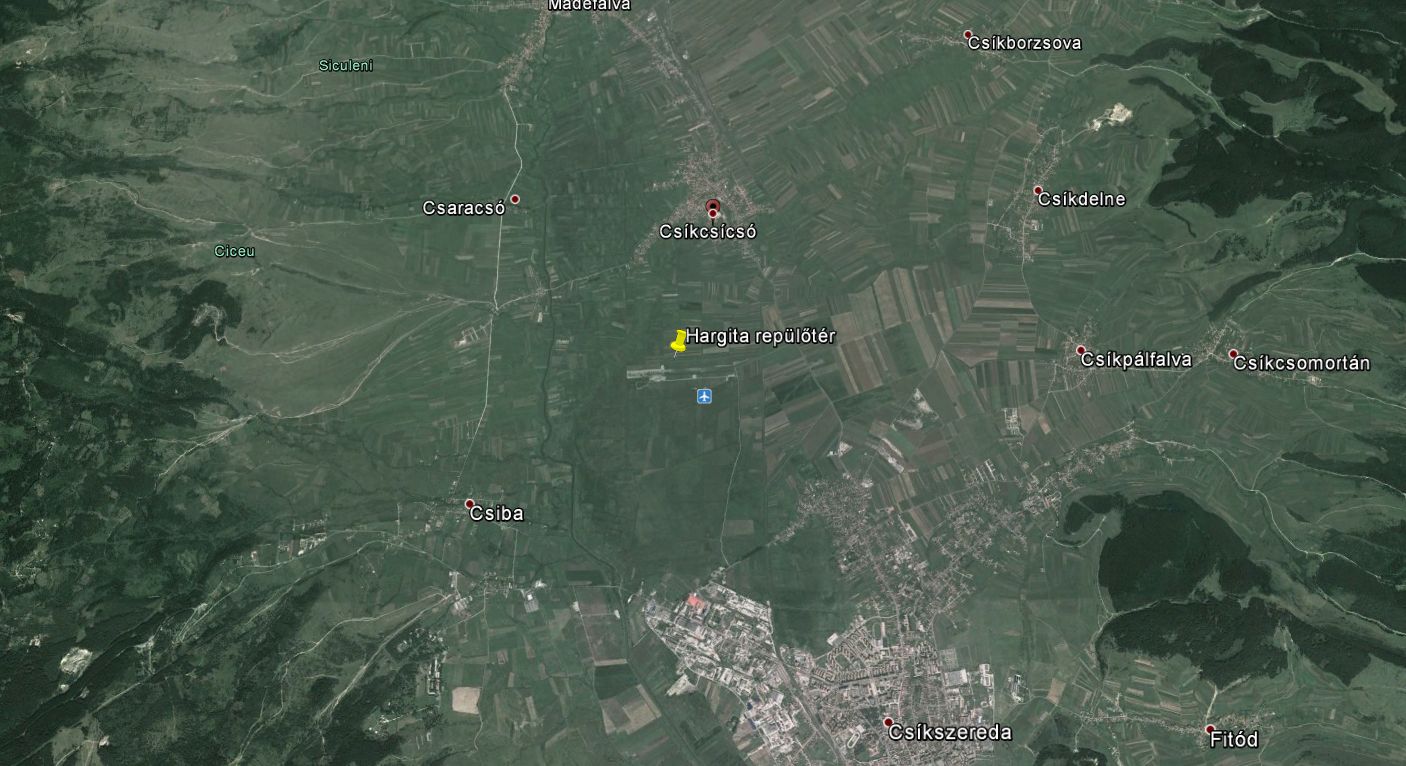 A terület a Google Earth műholdfelvételén: keletről hegy, nyugatról hegy
