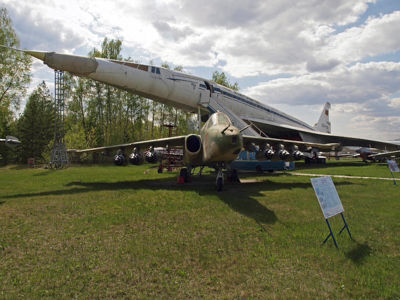 Érdekes párosítás: a szuperszonikus utasszállító Tu-144-es és a szubszonikus csatagép, a Szu-25-ös
