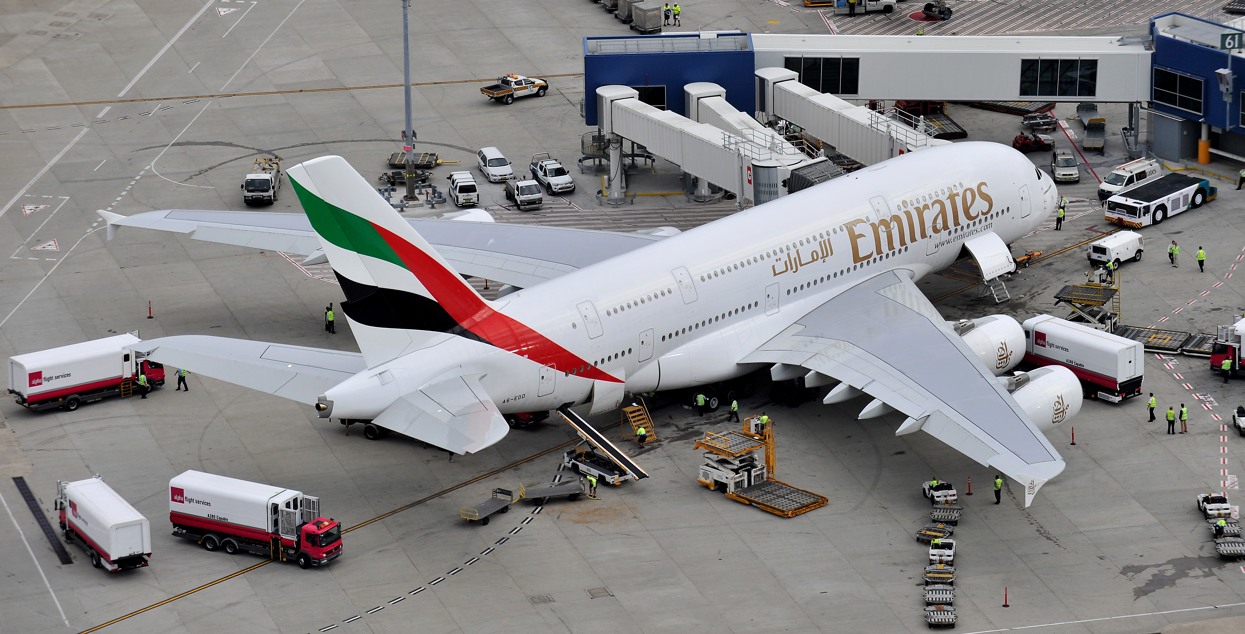 Emirates óriás Sydney repülőterén: három utashíd balfelől