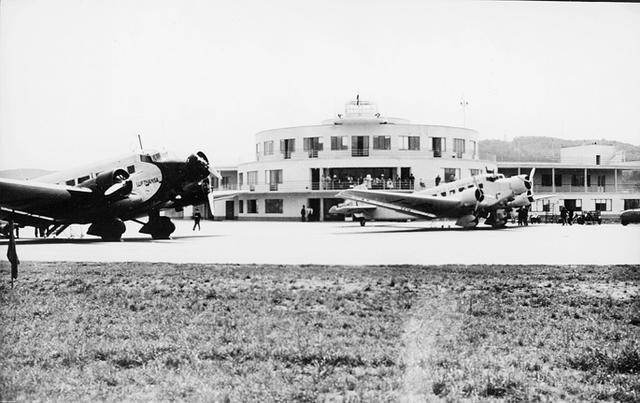 Budaörs aranykora: Ju-52-esek, mindkettőnek baloldalt az utasajtaja, eszerint parkolnak a körépületnél