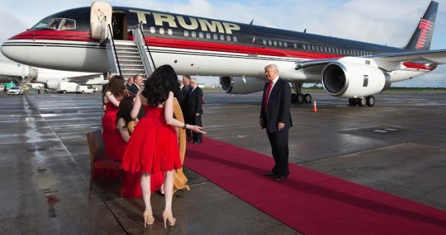 Trump és mai gépe, egy Boeing 757-es, amit egyesek úgy becéznek: Hair Force One...