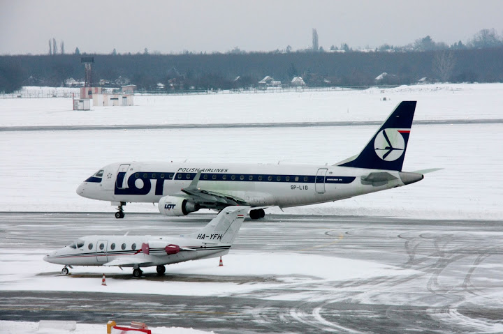 A reptér hóban: a kép szerencsére nem most készült... (fotók: Budapest Airport)