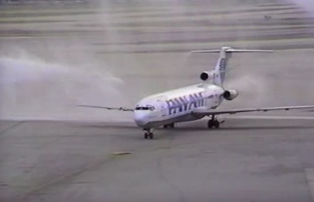 1991. december 4.: a Clipper Goodwill begurul a miami reptér tűzoltóinak vízfüggönye alatt. Kocka a Death of an American Dream című dokumentumfilmből