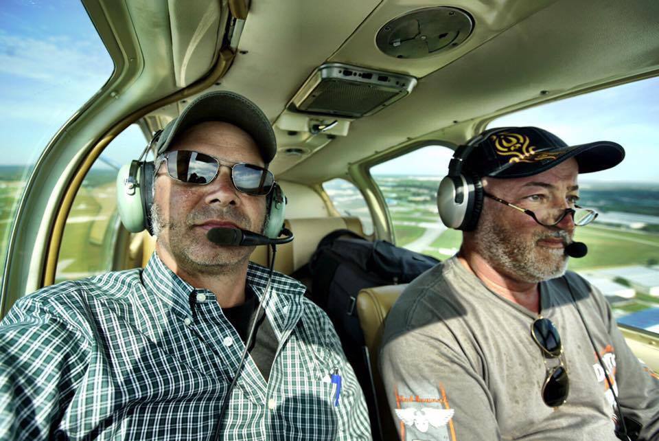 A Bonanza fedélzetén a fotós és a pilóta