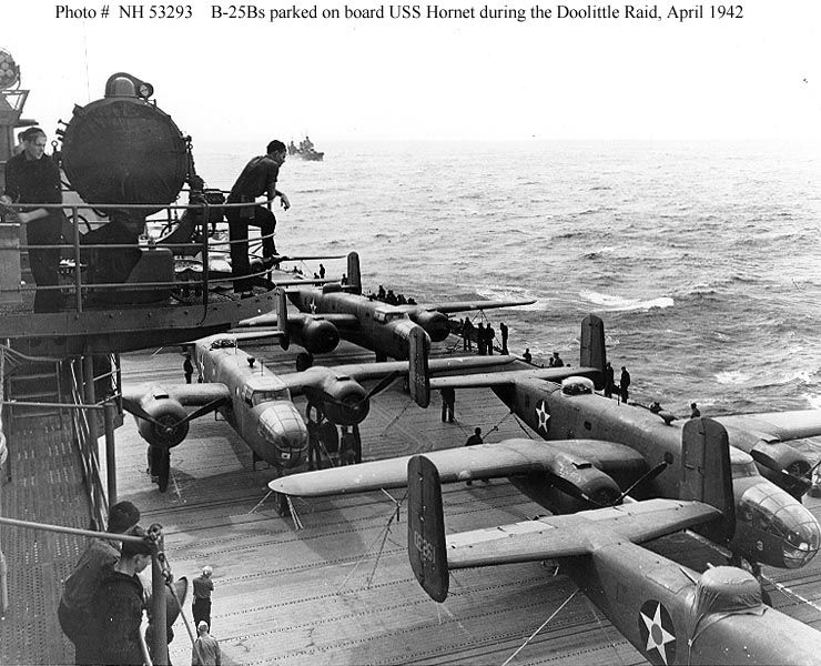 Úton nyugat felé: szárazföldi bombázók a tengeri hordozó fedélzetén (fotók: doolittleraider.com)