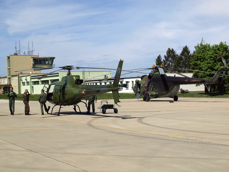 Két magyar résztvevő a földön: balról egy egykori mentő, az AS−350B, jobbról egy Mi-8-as (fotók: a szerző)