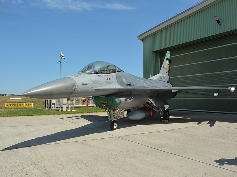 A kiállított F-16-os... (fotók: a szerző)