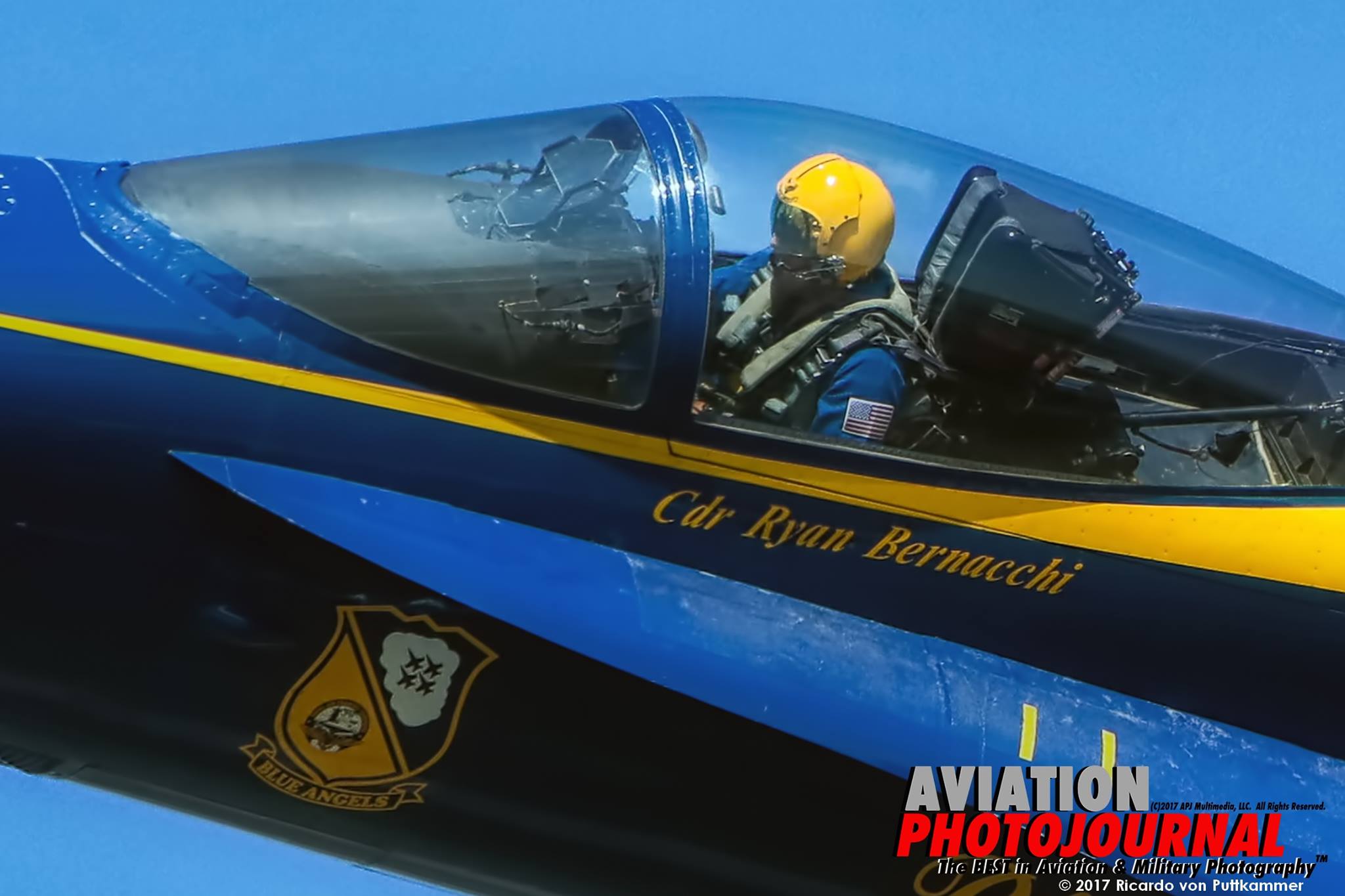 A profi fotós benéz a Kék Angyalok egyik F-18-asának fülkéjébe...