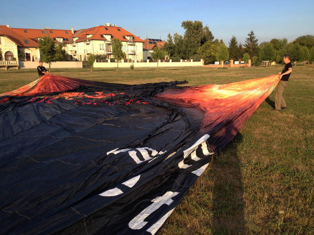 Napégette mezőn terítik ki a ballont (a fotóra kattintva geléria nyílik a szerző fényképeiből)