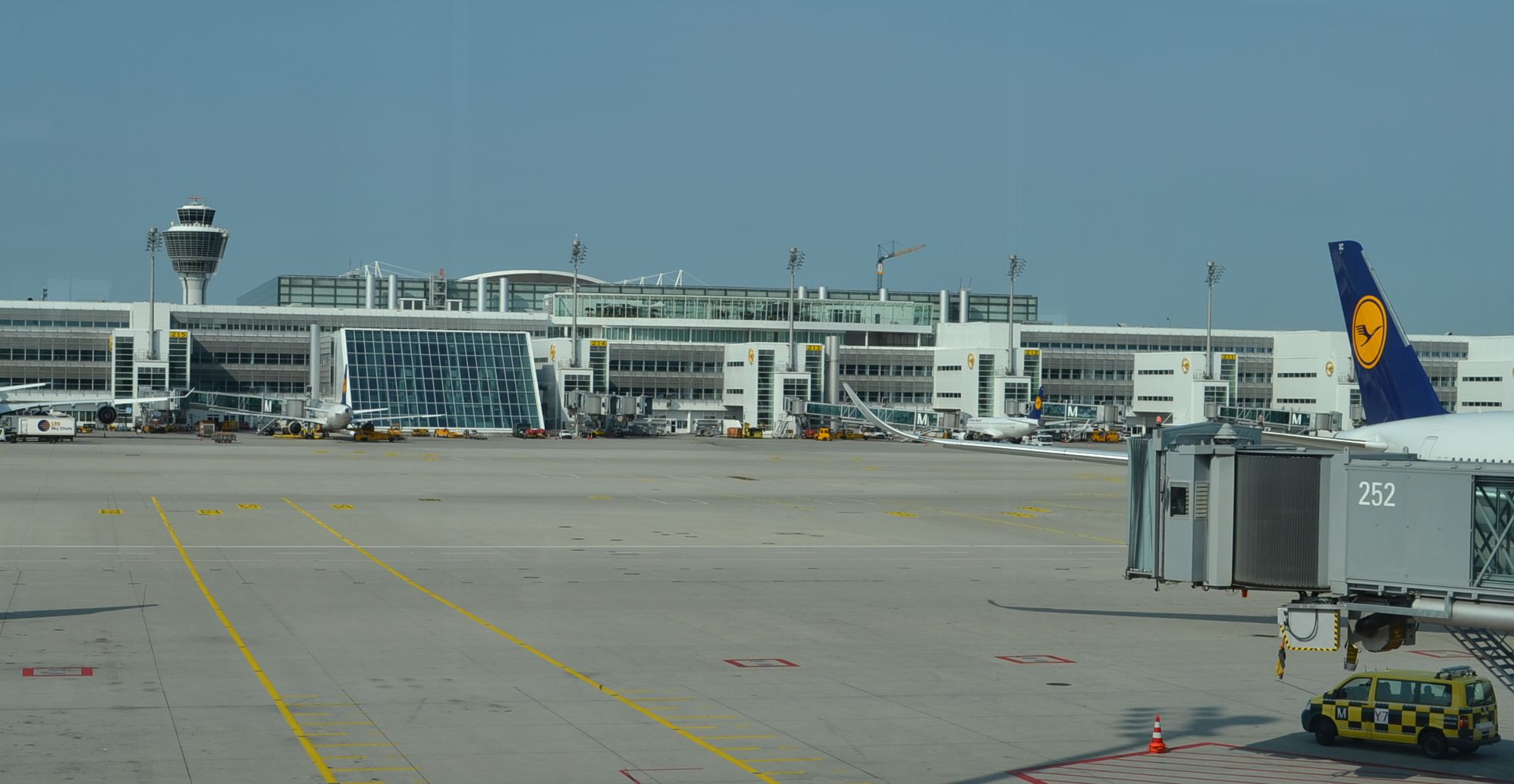 Kilátás az eredeti kettes terminálra, az üvegezett rész a lejáró a földalattihoz, a két rész között nincs felszíni kapcsolat