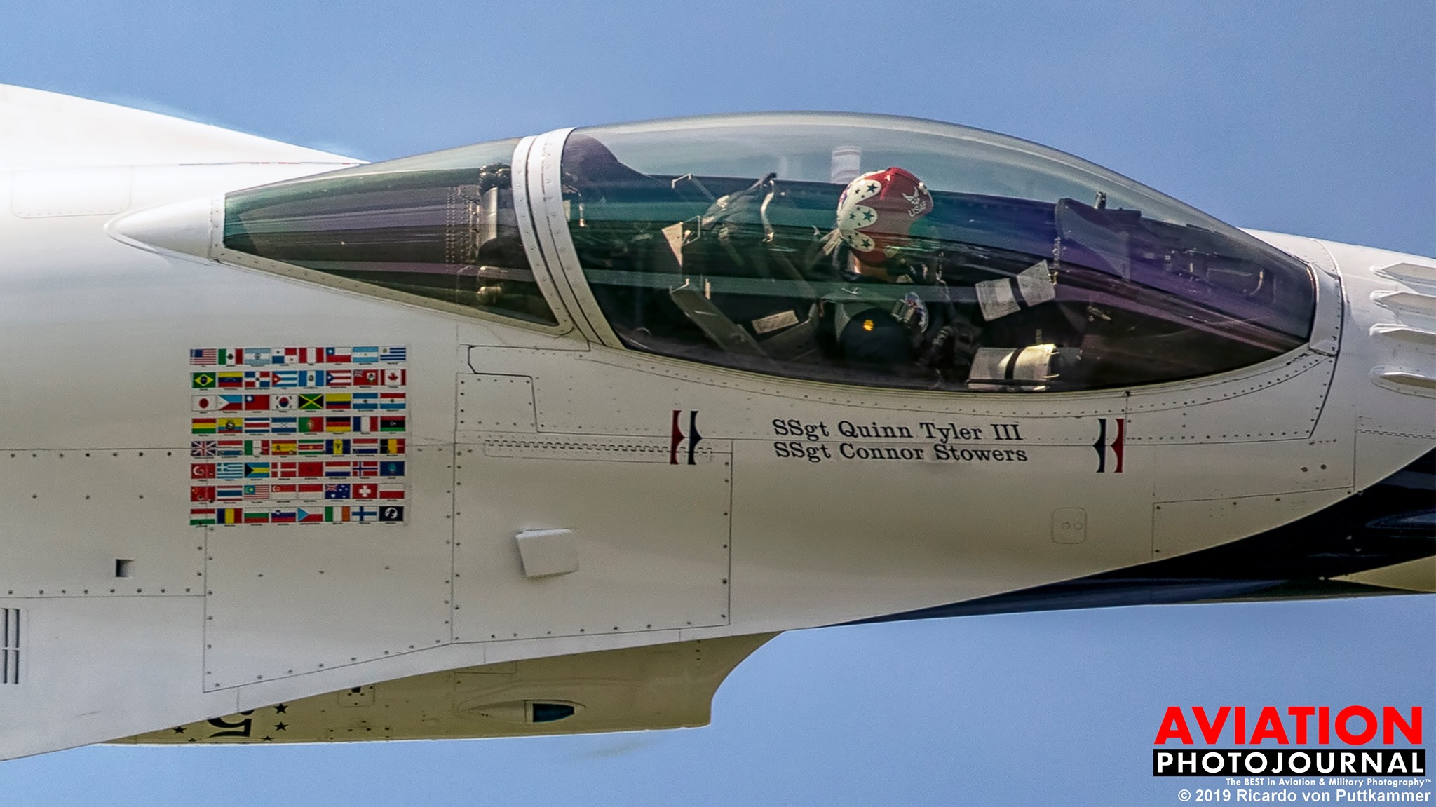A jó fotós bepillanthat egy katonai kötelék gépének fülkéjébe is... A fotón a Viharmadarak egyik F-16-osa