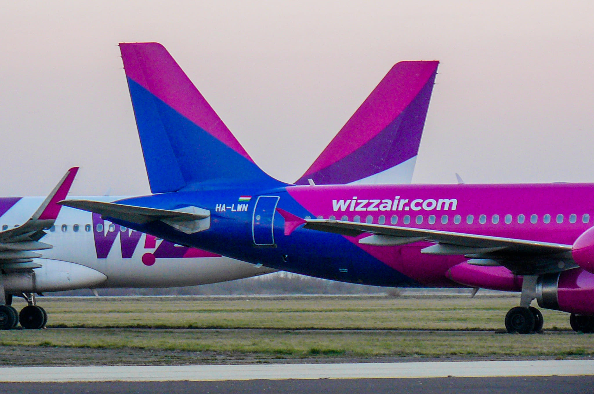 Leállított Wizz-gépek Debrecenben <br>(fotók: Arnóth József)