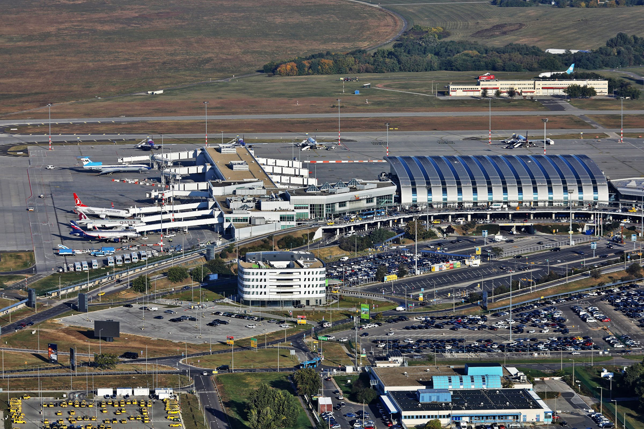 Légifotó tavalyról, sok-sok géppel a terminál körül (fotó: Budapest Airport)