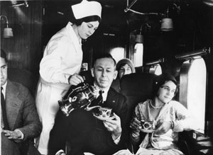 A fedélzeten, az egyenruha még hasonlít az ápolónőkére (fotó: Boeing.com)
