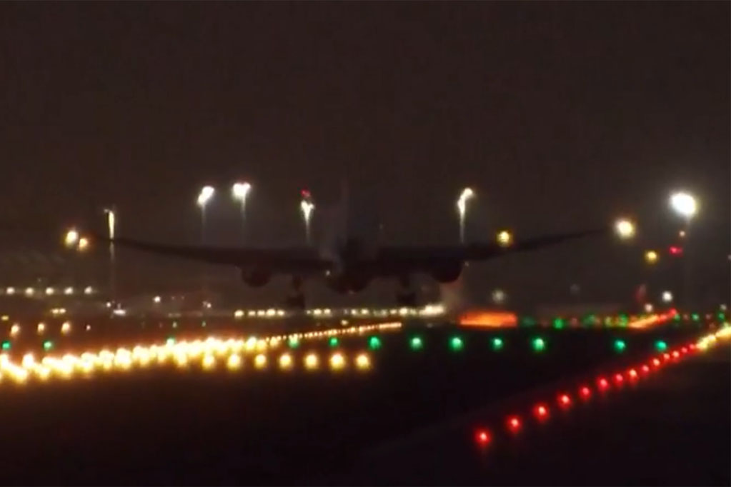 Landol a kényszerhelyzetes Boeing 767-es repülőgép (forrás: YouTube élő közvetítés)