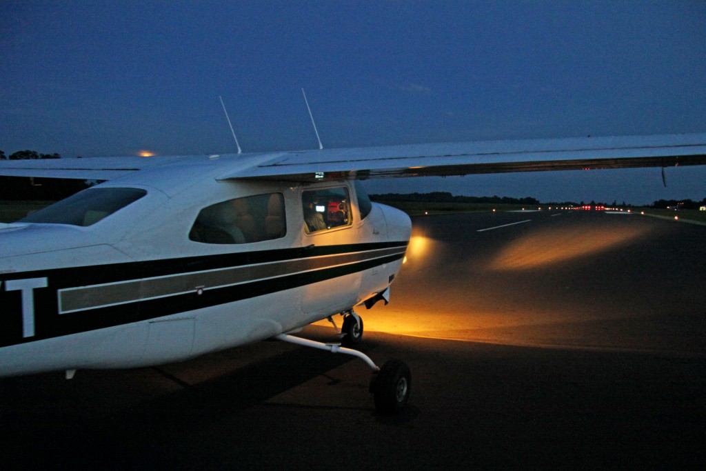 A HA-SVT lajstromjelű Cessna 210M a békéscsabai 17-es pályán