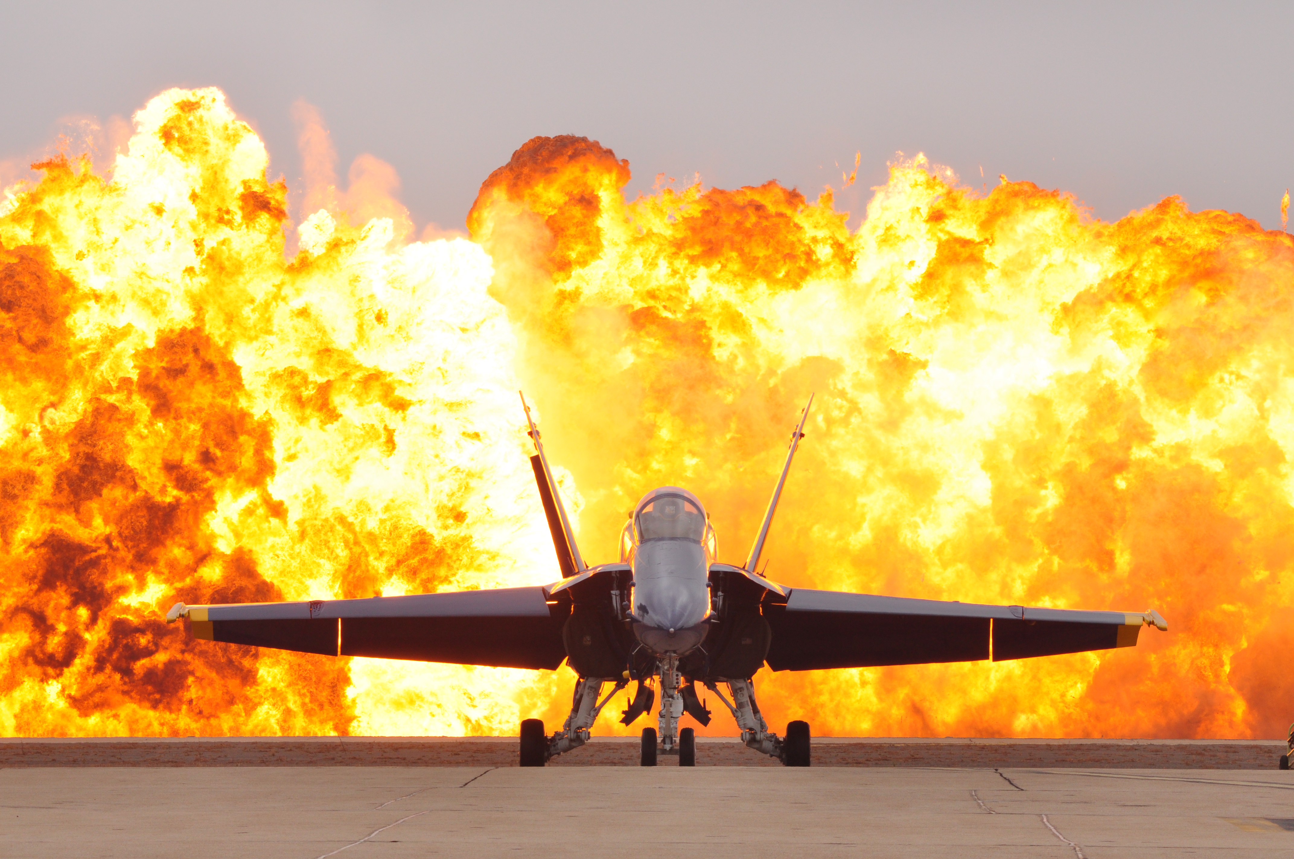 Hornet, látványos függönnyel <br>(fotó: militaryphotos.net)