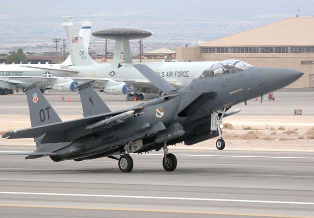 Törzsféklap egy F-15-ösön: a pilóta földetérés után is húzza a botot, hogy az egész gép légellenállása lassítsa a kigurulást