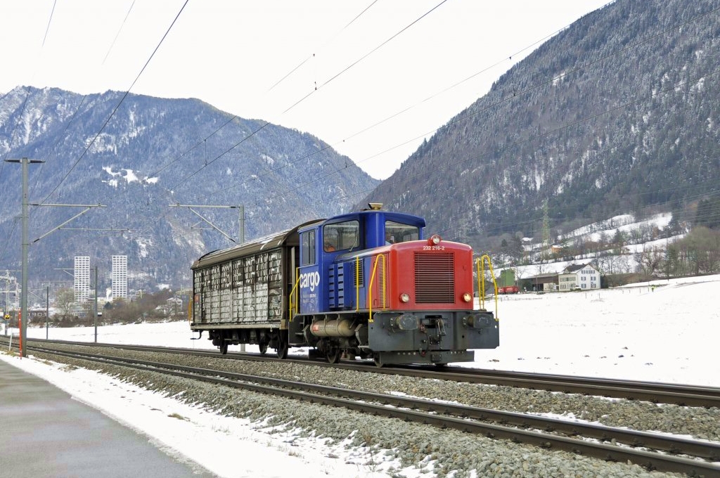 Svájcban egyáltalán nem ritka az egykocsis tehervonat, amikor a helyi üzemek kiszolgálásáról van szó. Az SBB Cargo 232 216 pályaszámú kismozdonya itt éppen Domat-Ems felé tart Felsbergnél az RhB fonódott vágányán (fotó: Daniel Powalka, bahnbilder.de)