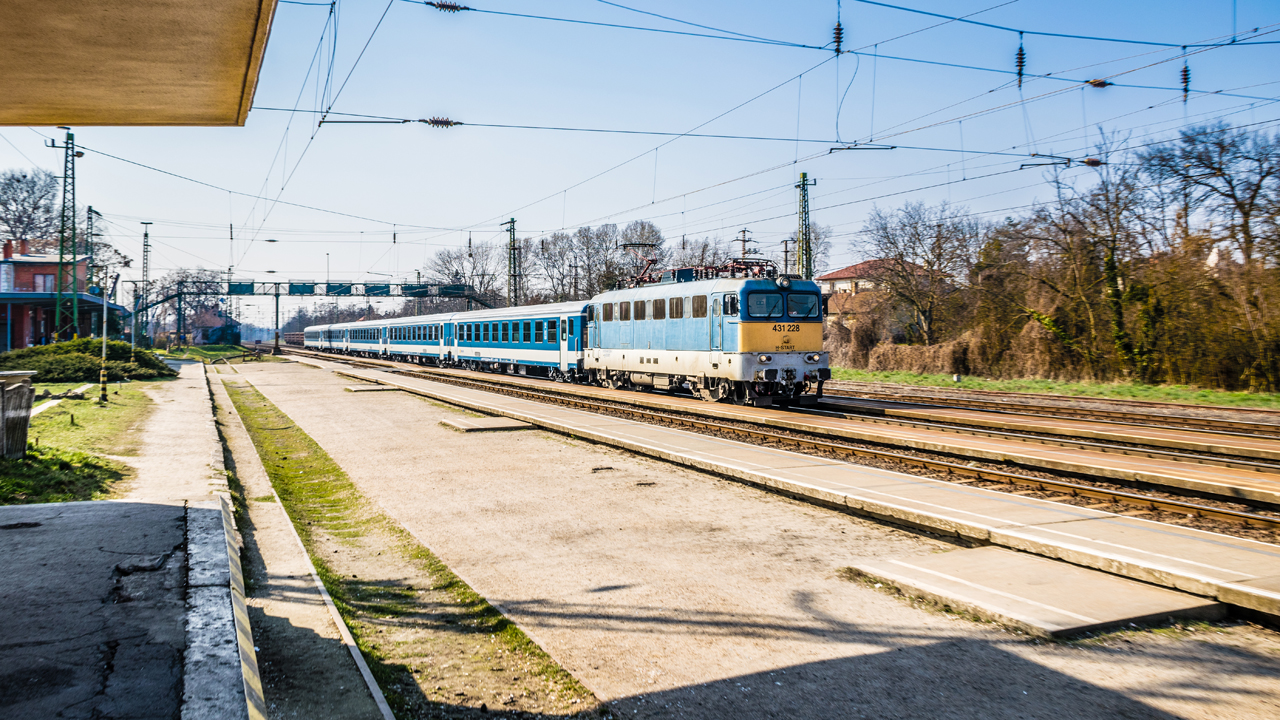 Az 526-os Budapest-Keleti–Sátoraljaújhely sebes éppen Pécel állomáson halad át (fotó: Pergel Áron)