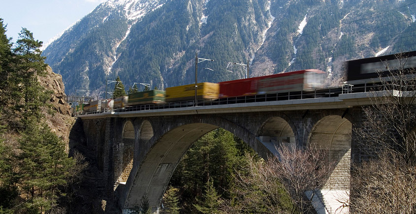 RoLa-szerelvény gurul lefelé a Gotthard-vonalon, Wassennél