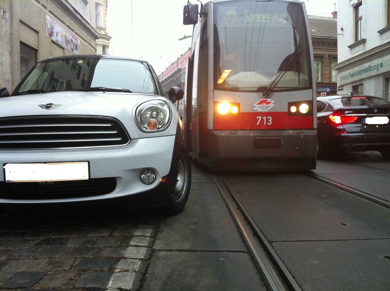 Hiába Mini, nem elég kicsi ahhoz, hogy elférjen mellette a villamos... (fotó: Wiener Linien)