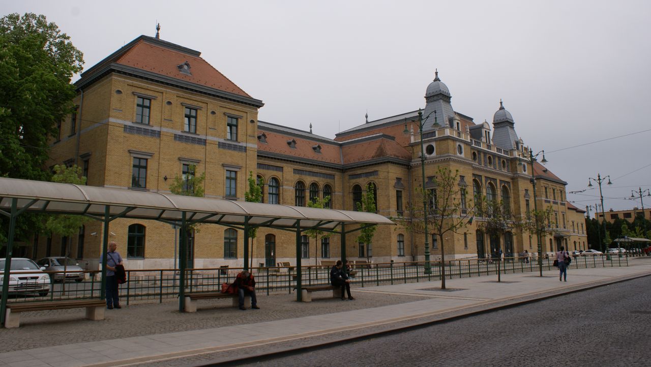 Pfaff Ferenc műve 1902-re készült el. Az épület a kor ízlését követő historizáló stílusban épült. A képre kattintva galéria nyílik (a szerző felvételei)