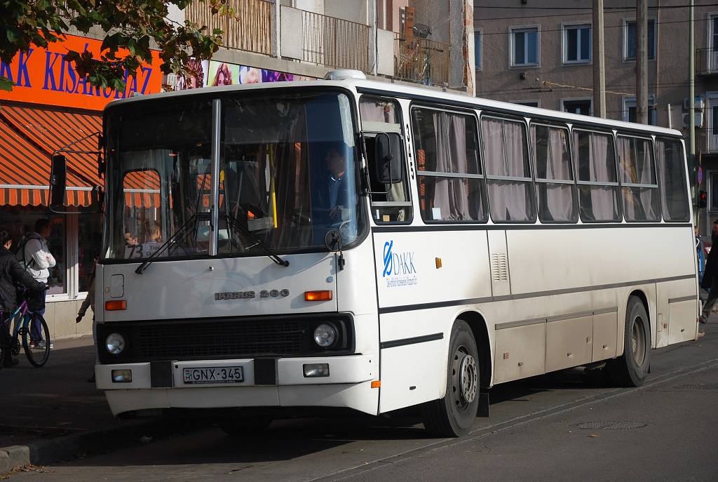 Kifehéredve békéscsabai járatok helyett Szegeden szállított utasokat a GNX-345-ös. A képre kattintva galéria nyílik (a szerző felvételei)
