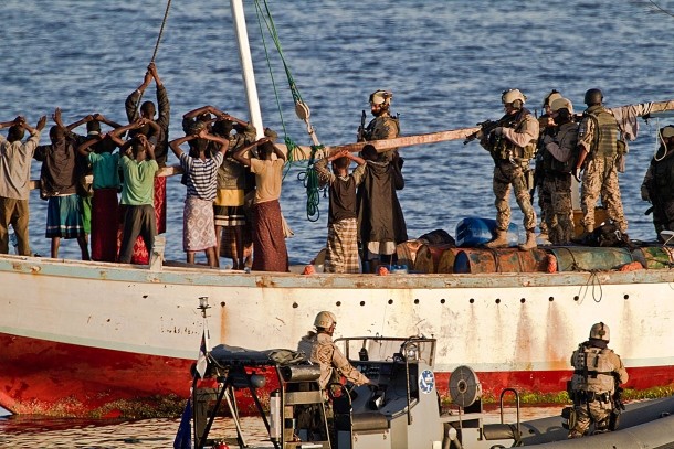 Finn katonák ellenőriznek egy kalózkodással gyanusított hajót Omán partjainál (forrás: faz.de)