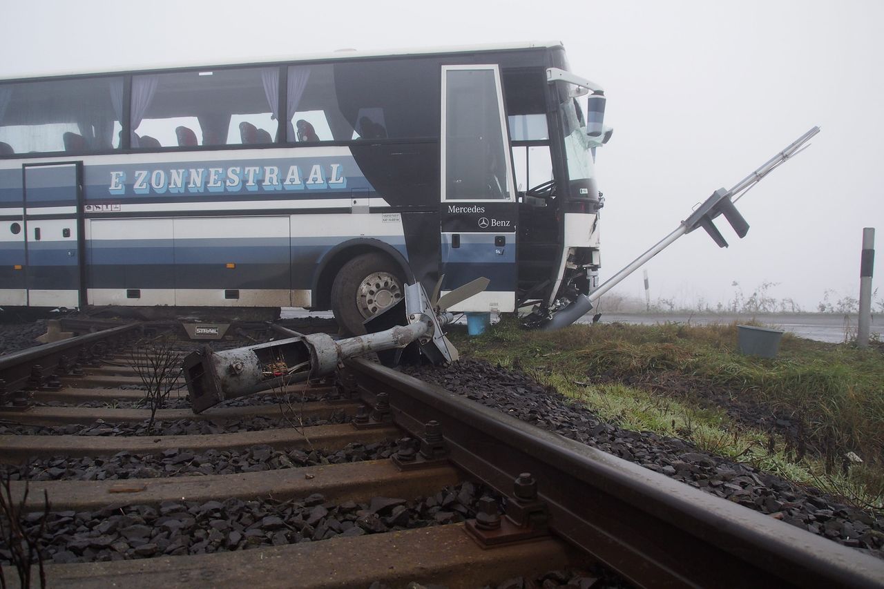 Szerencsére nem jött éppen akkor vonat. A képre kattintva galéria nyílik (fotók: MTI/Donka Ferenc)