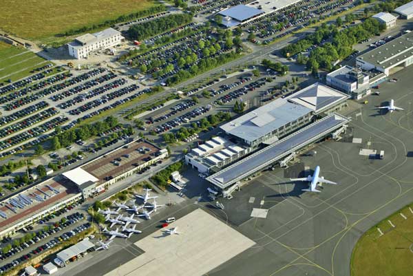 A teret immár a járművek és az azoknak épült infrastruktúra szervezi, itt éppen a paderborni repülőtéren (forrás: reisen-experten.de)
