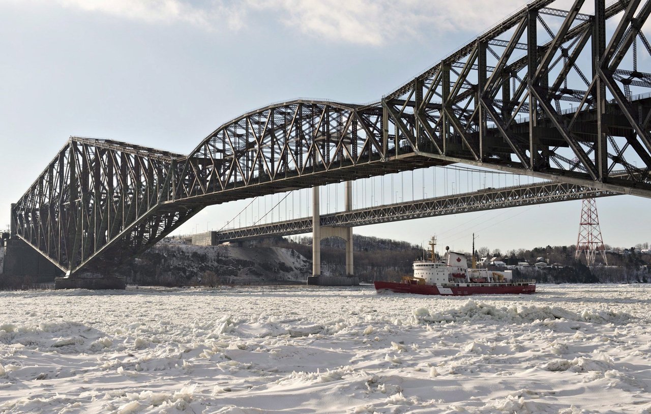 Szent Lőrinc folyó Quebec, Kanada. Munkában a kanadai parti őrség Pierre-Radisson jégtörőhajója. A képre kattintva galéria nyílik (fotók: usatoday.com)